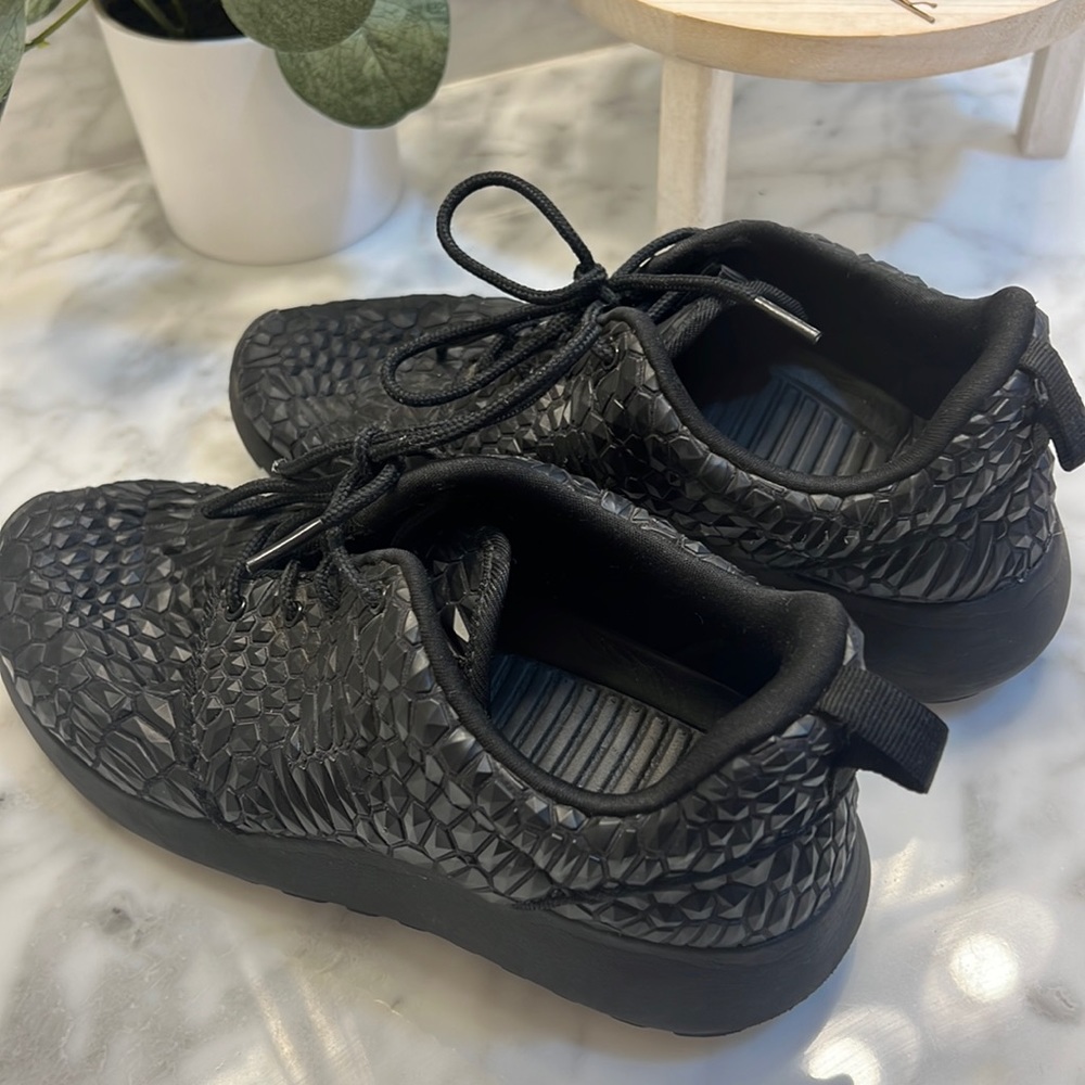 Nike Womens Roshe 1 DMB Running Trainers Size 6 worn once limited ed color way.